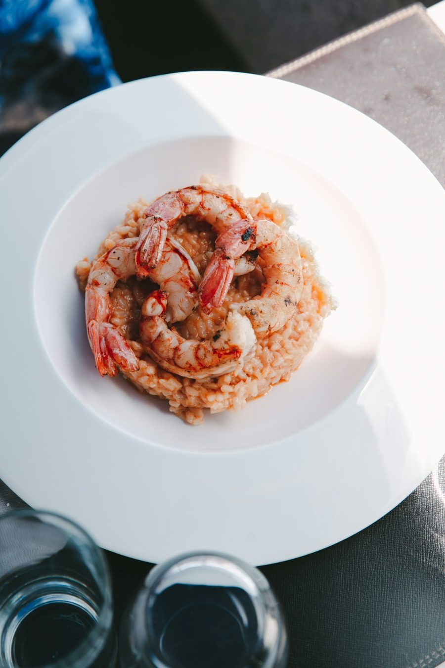 Risoto de camarão em prato branco