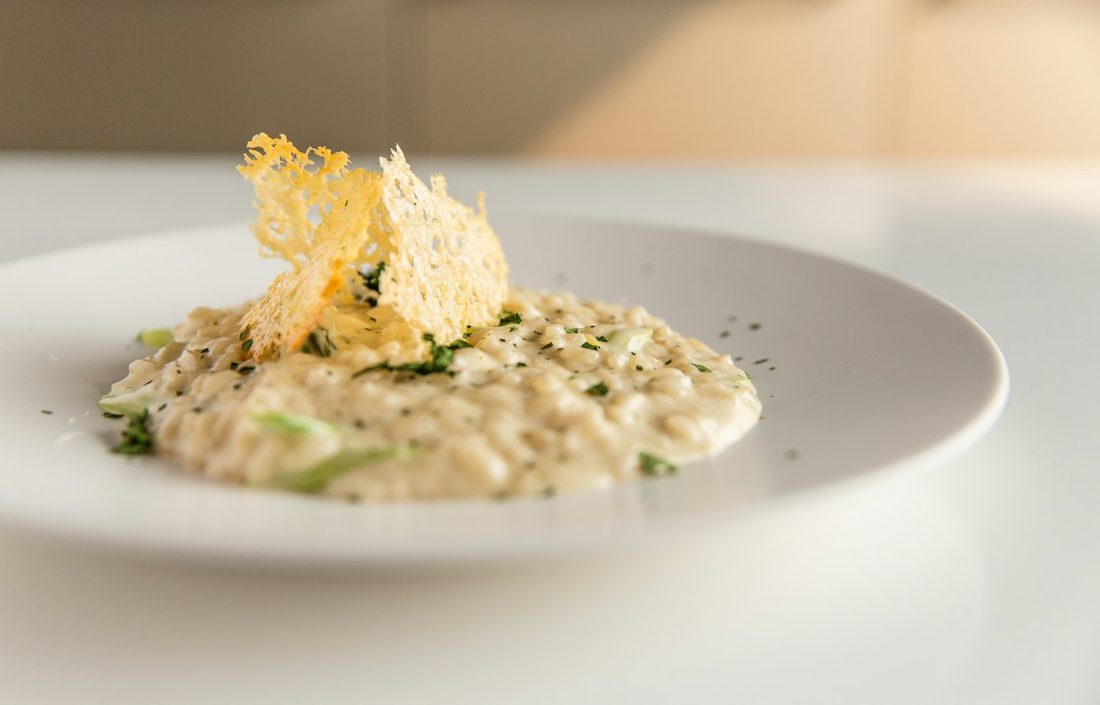 Prato de risoto cremoso com crocante de parmesão